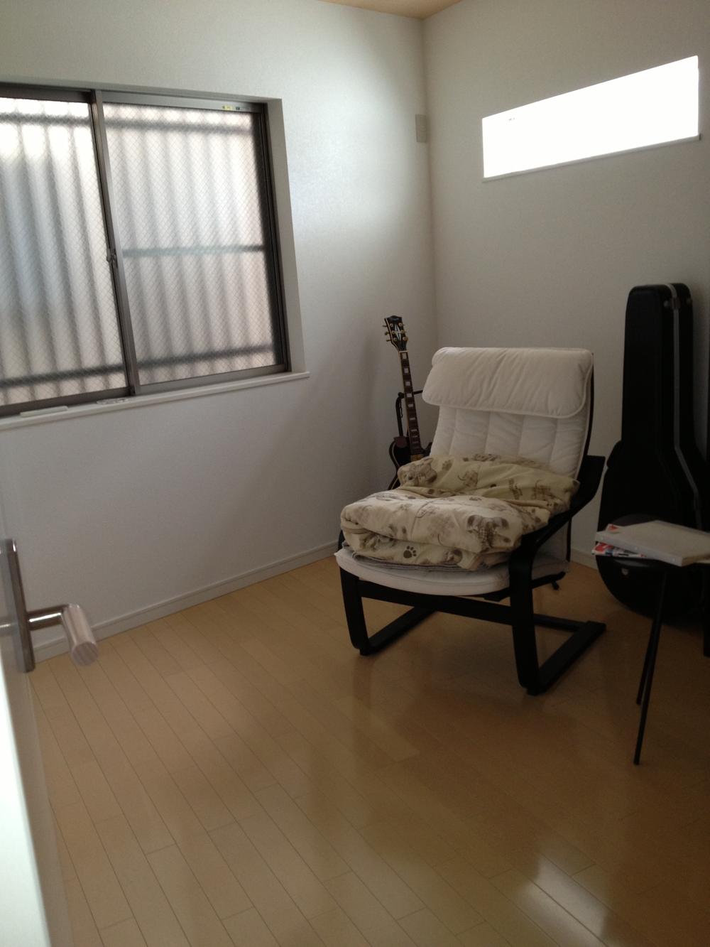 Non-living room. Good window placement per yang!