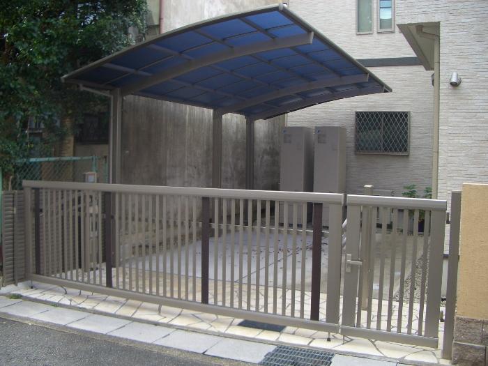 Balcony. Carport ・ With electric gate