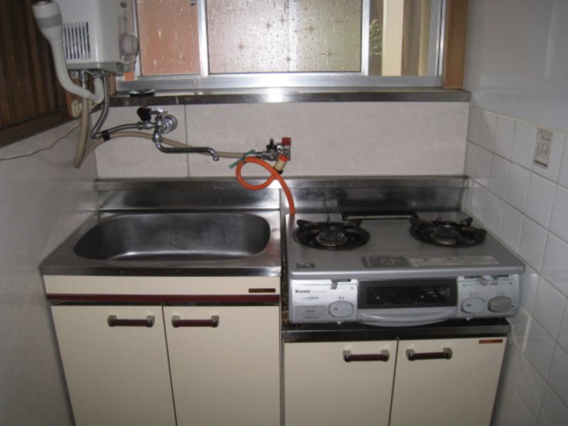 Kitchen. It is a bright kitchen with a window ☆
