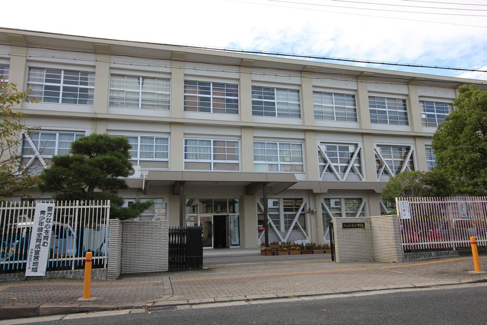 Primary school. Ōyamazaki stand Oyamazaki to elementary school 194m