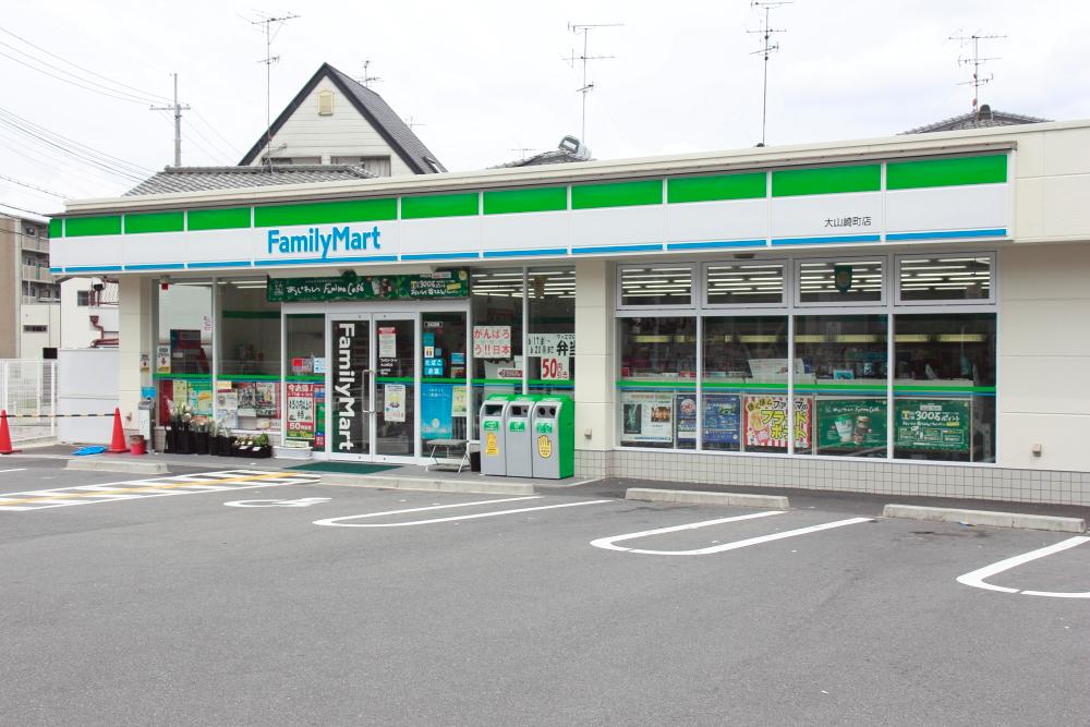 Convenience store. 110m to FamilyMart Ōyamazaki shop
