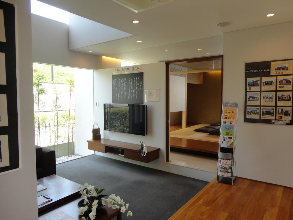 exhibition hall / Showroom.  [Tomigaoka exhibition hall] From the open plan living to the Japanese-style room