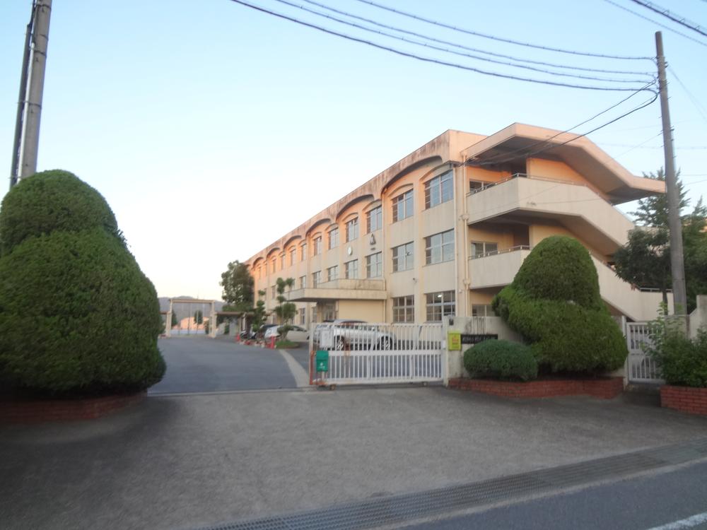 Primary school. 900m to Seika Tatsuseikita Elementary School