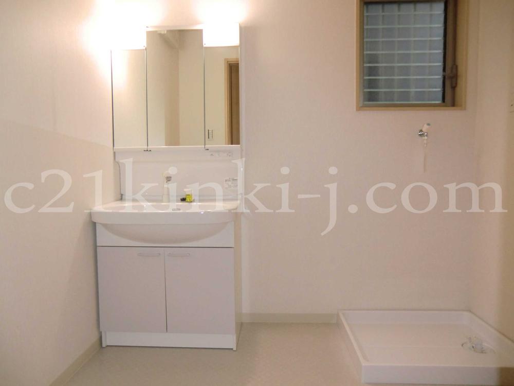 Wash basin, toilet. Same specifications photos (washroom)