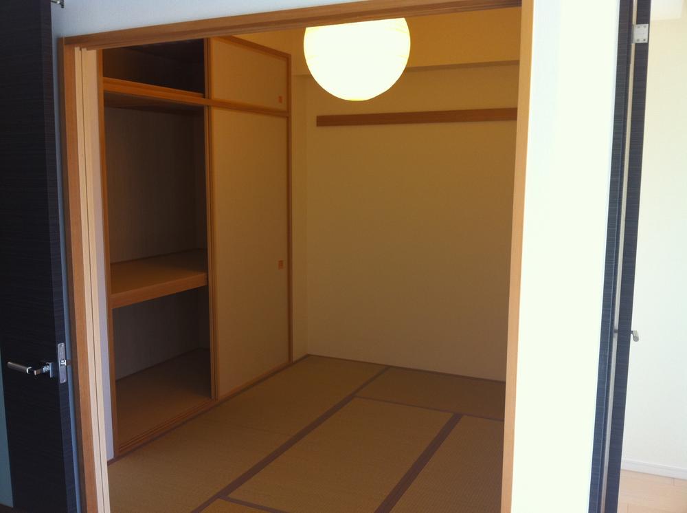 Non-living room. Indoor (12 May 2013) Shooting Japanese-style room with a closet between 1. Even nap space for children located in the kitchen next to
