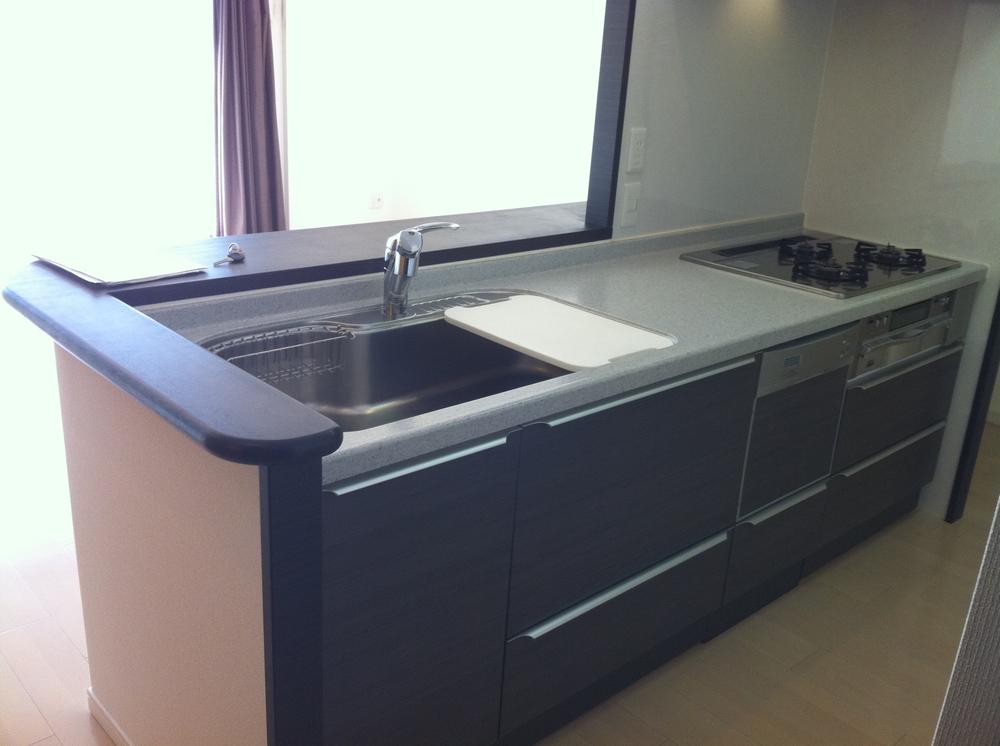 Kitchen. Glass top artificial marble worktop 3-burner stove. Course dish washing dryer, It is with a water purifier.