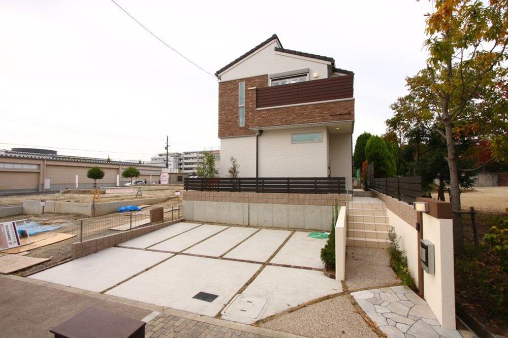 Local photos, including front road. Local model house appearance, etc.