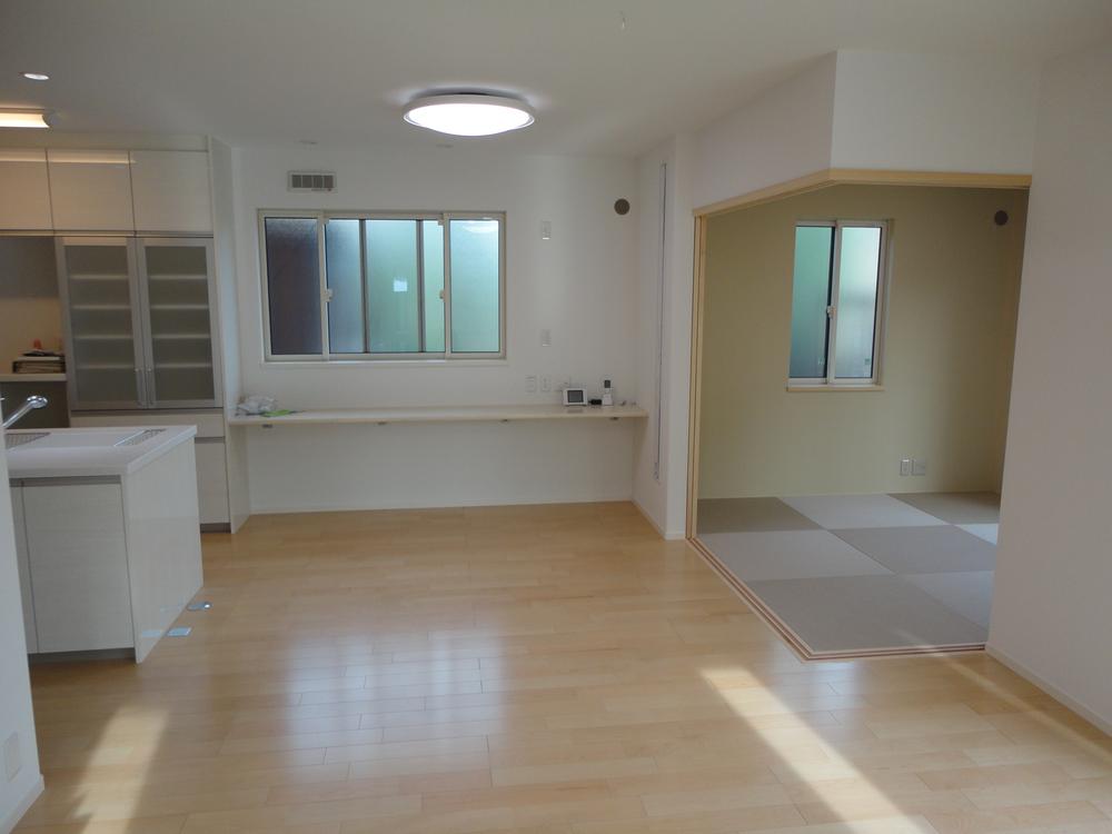 Living. The open-minded lighting and wide LDK. It also becomes a floor plan with a view of a large garden