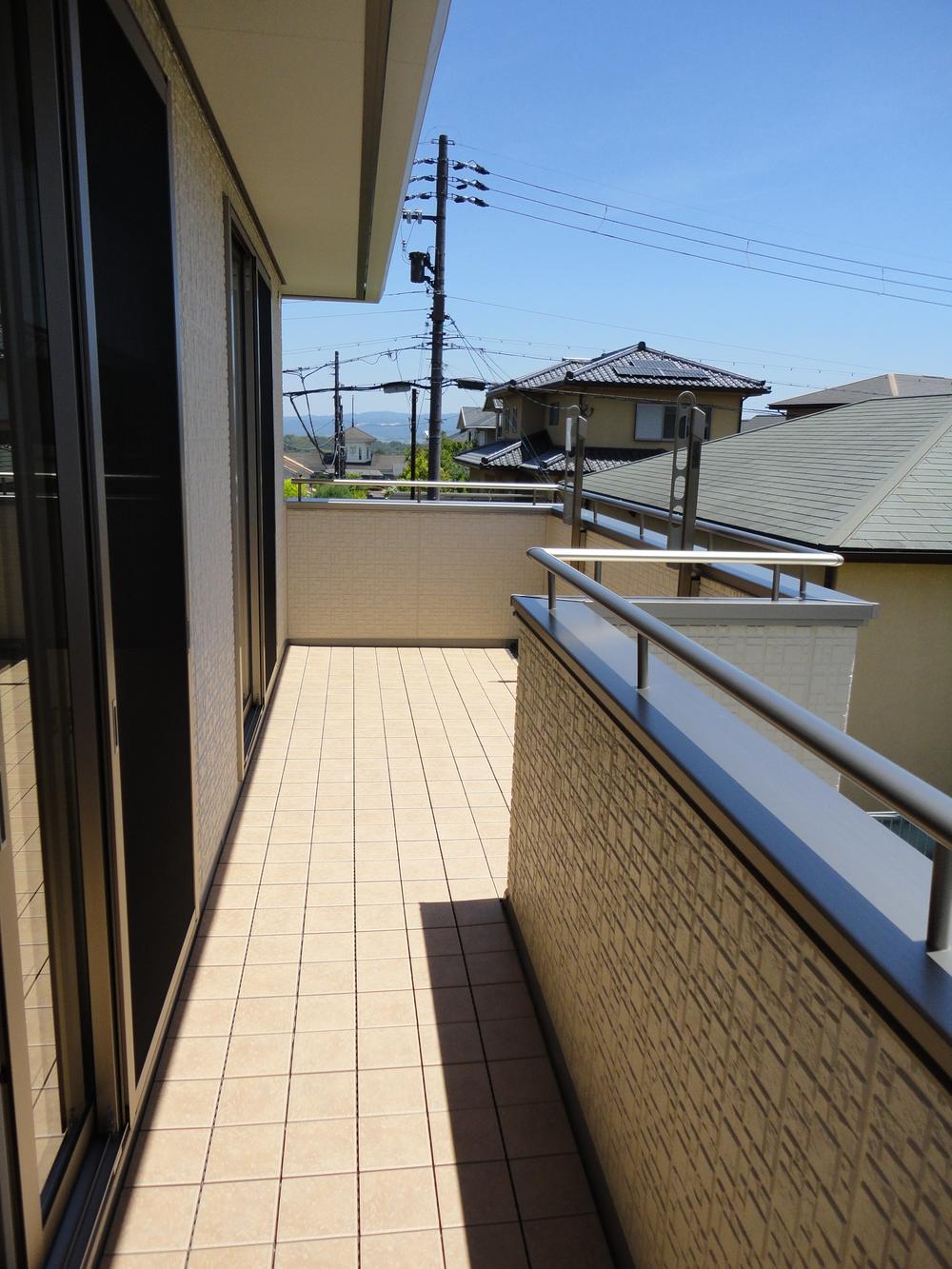 Balcony. It becomes a spacious balcony. How to use it, freely