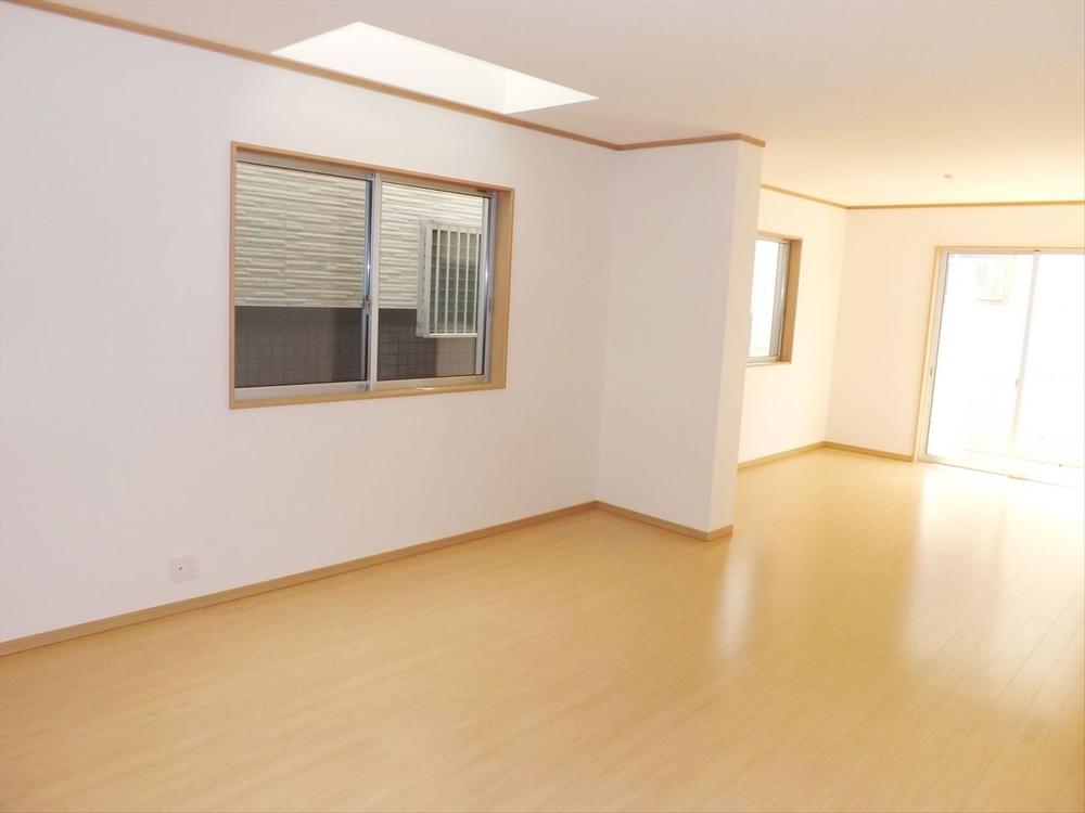 Same specifications photos (living). The company example of construction (living) Yes lighting window (top light) in the living room,  Bright and refreshing indoor! 