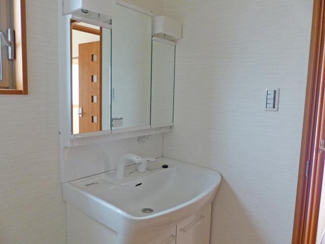 Same specifications photos (Other introspection). There mirror back storage, Wide wash ball