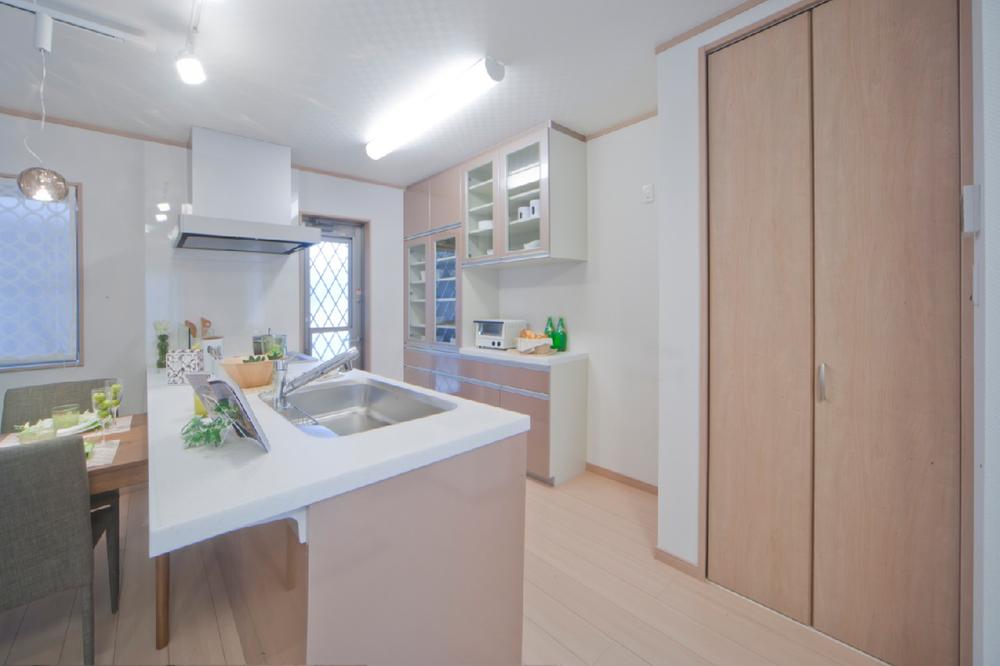 Kitchen.  ■ I'm happy to wife care Ease IH stove  ■ Floor unit of a three-dimensional storage was omitted waste  ■ Also comes with a cupboard! 