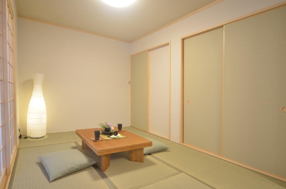 Non-living room. After all, the Japanese tatami is the best!  A wide space in the living continued if open the bran
