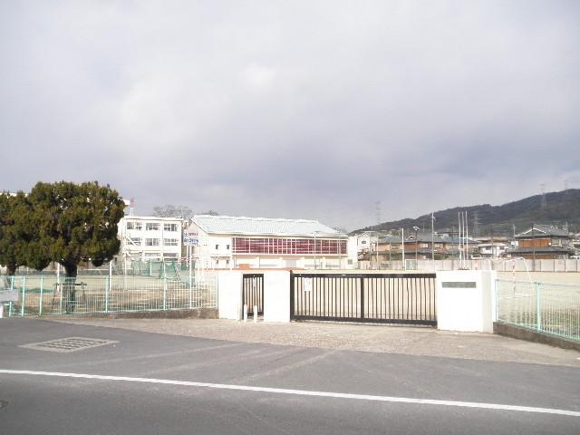Junior high school. Ide Municipal Izumigaoka until junior high school 767m