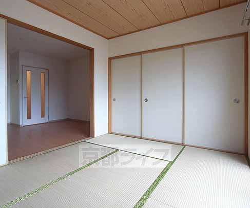 Living and room. 6 Pledge is a Japanese-style room.