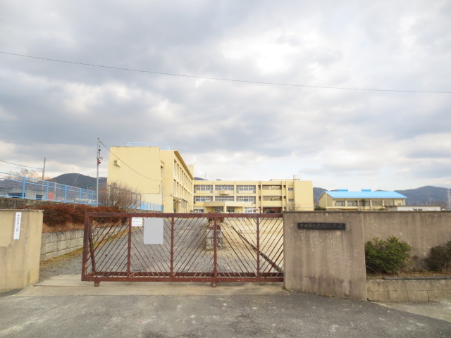 Primary school. Uji until the municipal south elementary school (elementary school) 582m