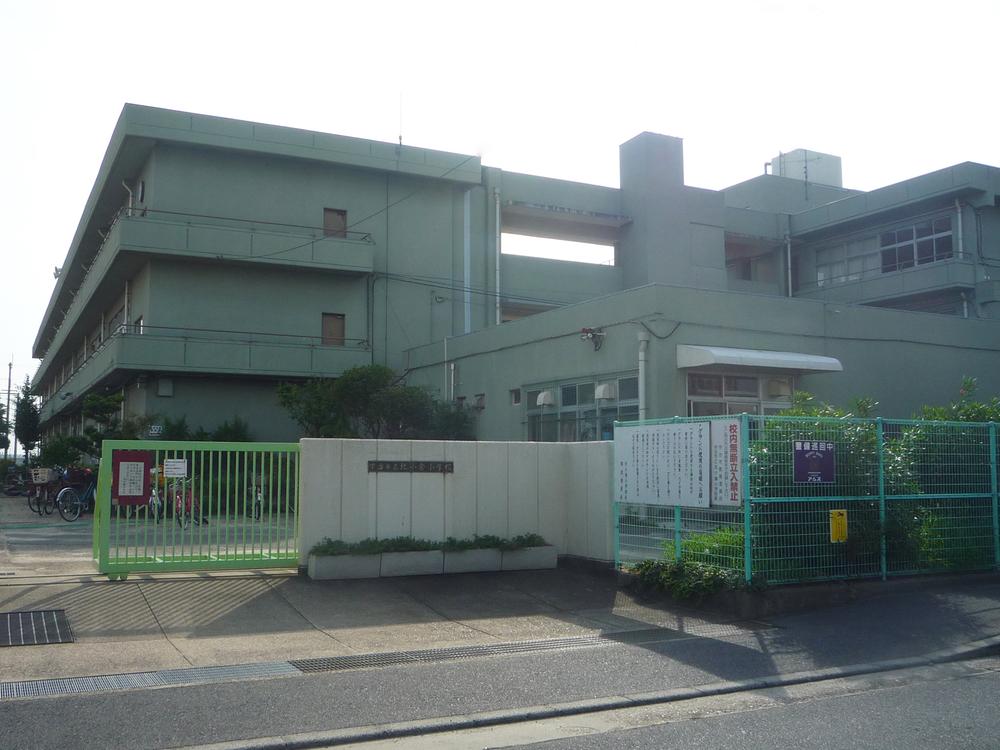 Primary school. 360m to the north Ogura Elementary School