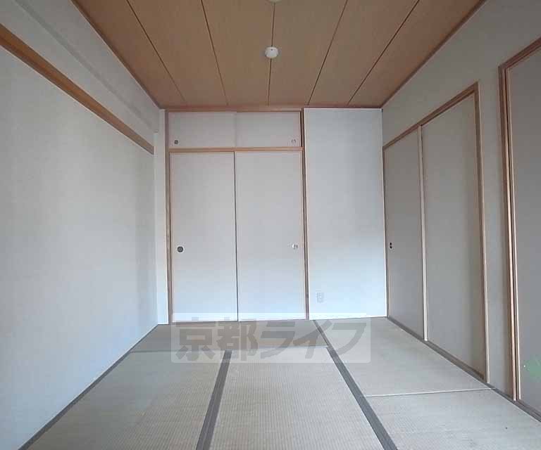 Living and room. Is a Japanese-style room to the smell of grass.