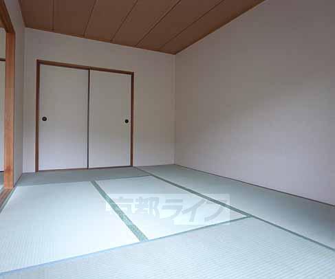 Living and room. Is a Japanese-style room.