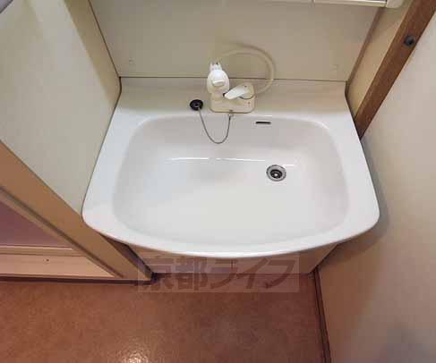 Washroom. Independence is a wash basin with shampoo dresser.