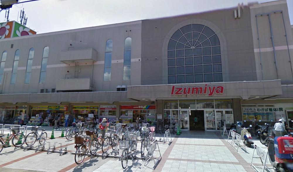 Shopping centre. Until Izumiya Okubo shop 1682m