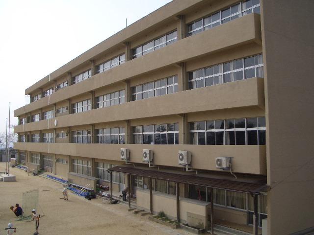 Primary school. Uji Municipal large opening up to elementary school 281m