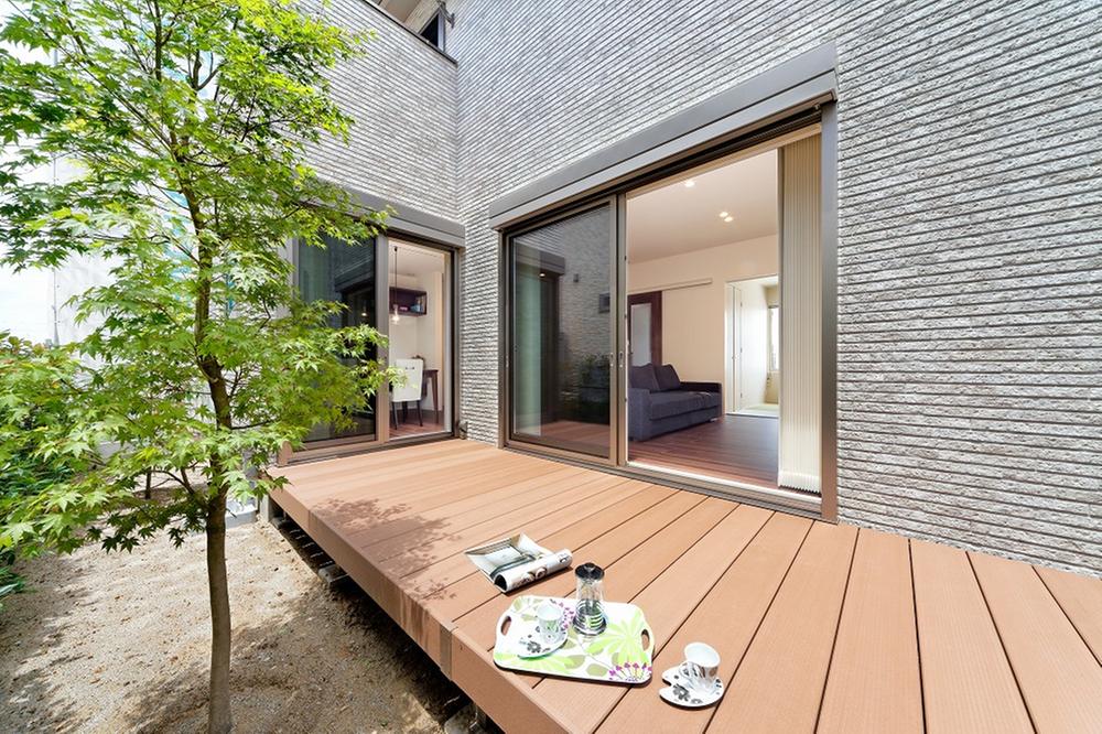 Local model house. While the basking in the sun in the spacious wood deck, How about even in tea?