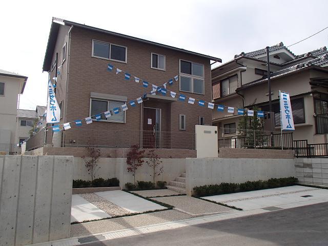 Local appearance photo. Was new No. 23 land ready-built complete. Residential that utility costs will be very economical in the W power generation of photovoltaic power generation system 3.19kw and ENE-FARM.