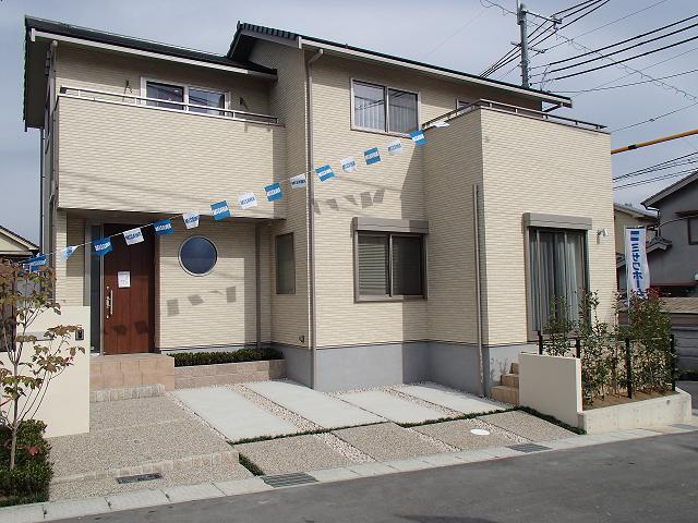 Was new No. 26 land ready-built complete. All room is bright on the south-facing in the southeast corner lot.