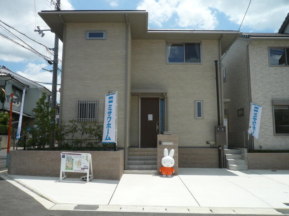 Model house photo. Local model house No. 12 place. Breadth of parking spaces also two margin. Mansion nestled on top of the hill.