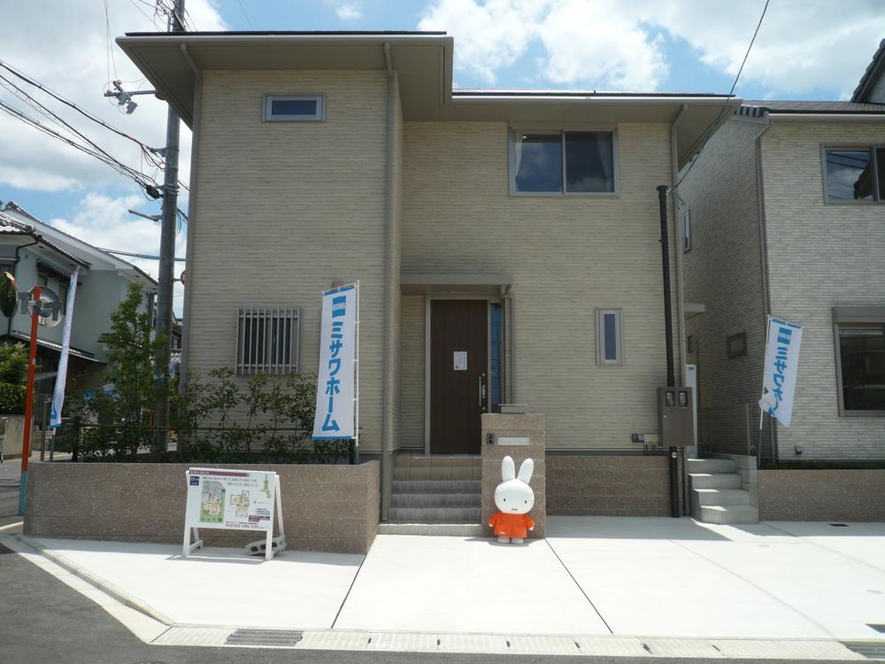 Model house photo. Local model house No. 12 place. Breadth of parking spaces also two margin. Mansion nestled on top of the hill. 