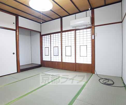 Living and room. Spacious Japanese-style.