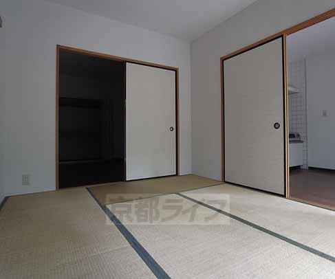 Living and room. Is a Japanese-style room.