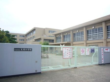 Primary school. Uji Municipal large opening up to elementary school 281m