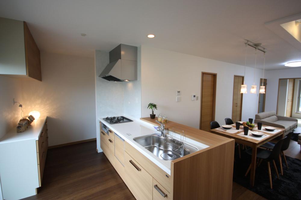 The kitchen has become a face-to-face, We also attached to the kitchen back in order to give a feeling of freedom hanging cupboard. Also, Can you looked over the dining and living room from the kitchen. 