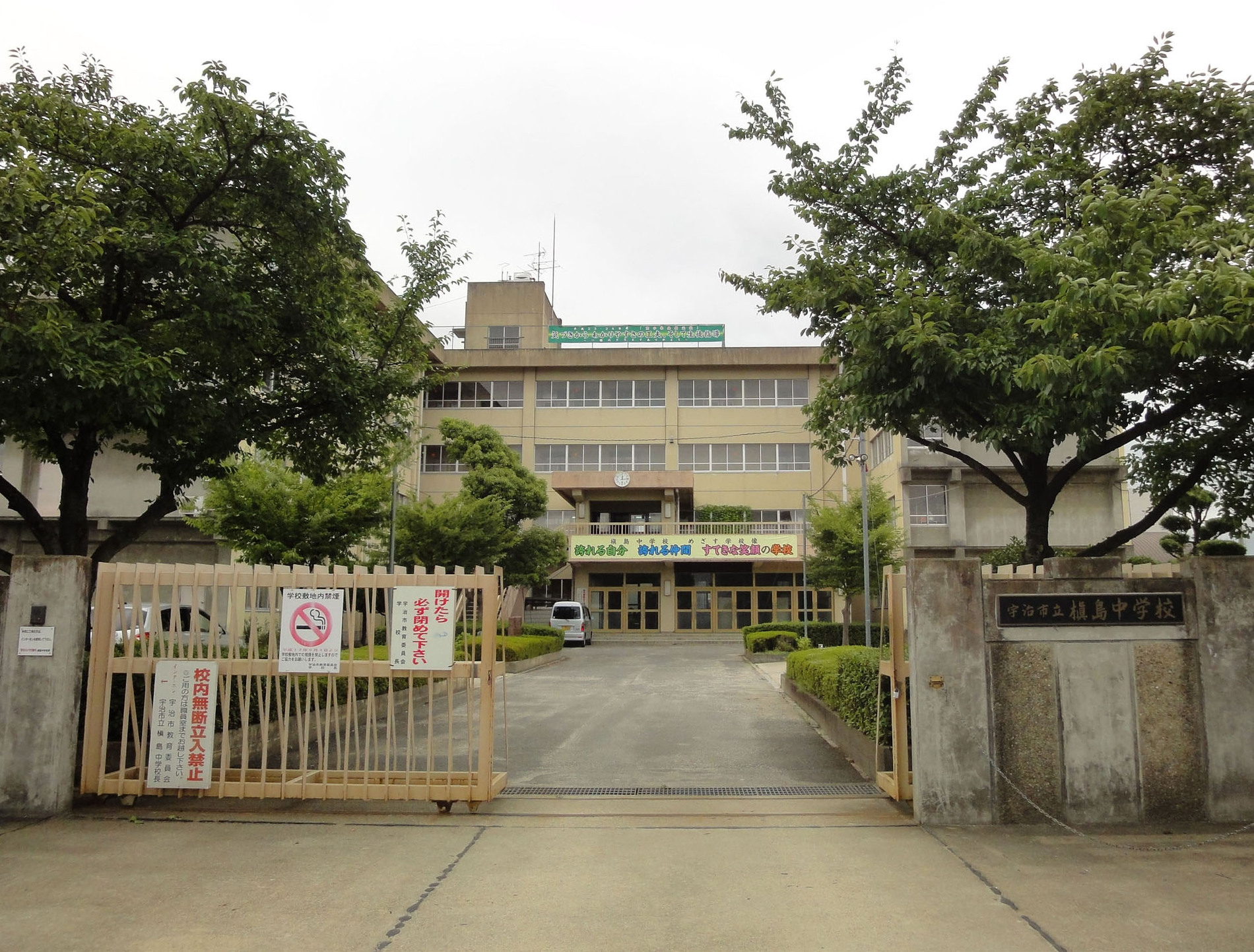 Junior high school. Magishima 1474m walk 19 minutes to the junior high school. Very beautiful cherry blossoms in the school gate in the spring. 