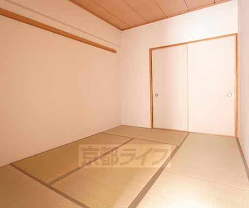 Living and room. Is a Japanese-style room.