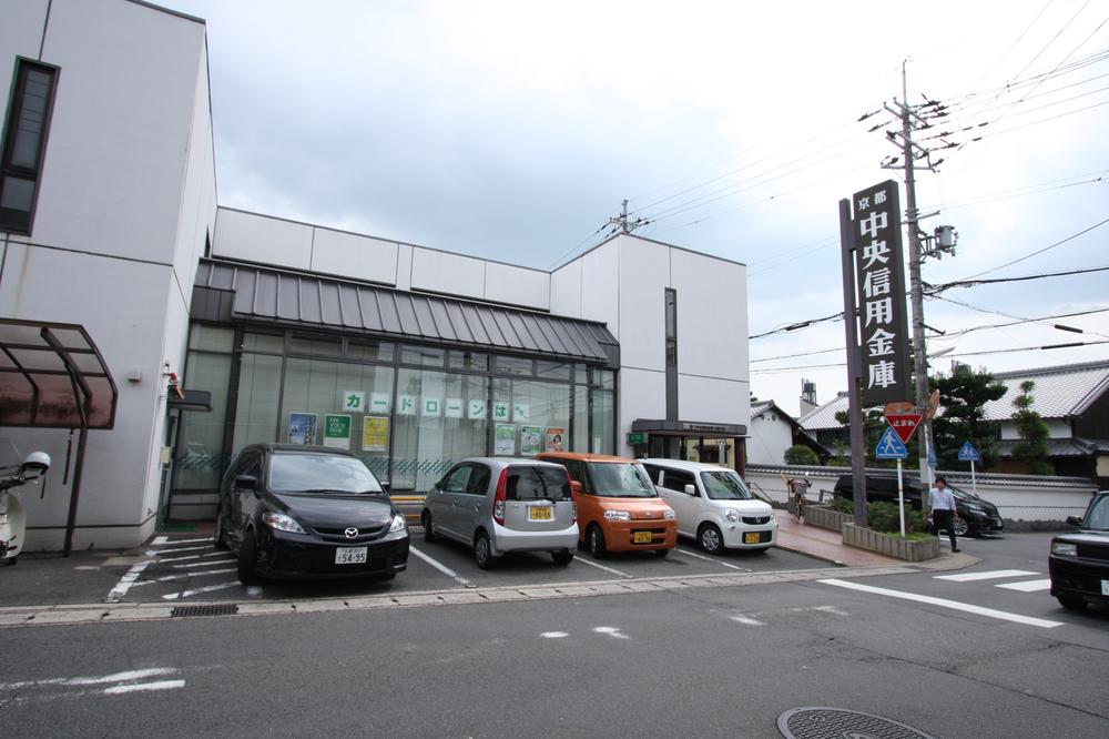 Bank. 700m up to Kyoto Chuo Shinkin Bank