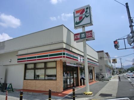 Convenience store. 639m is next to the Ducks until the Seven-Eleven Uji Okubo Danmuku shop.
