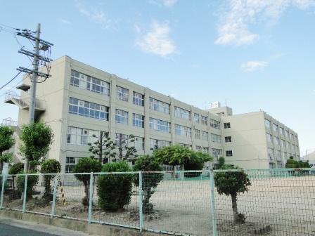 Junior high school. It is a children's peace of mind because Uji Minami Uji near 622m up to junior high school.