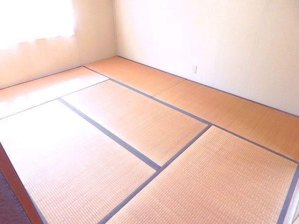 Non-living room. Japanese-style room is uninhabitable as it is for your carefully. 