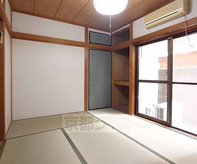 Living and room. It is the first floor of 6 quires of Japanese-style room.