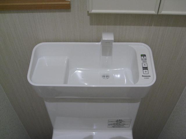 Toilet. The toilet there is a storage and display cabinet. Also hand washing is you will be water at the touch of a button in one integrated. 