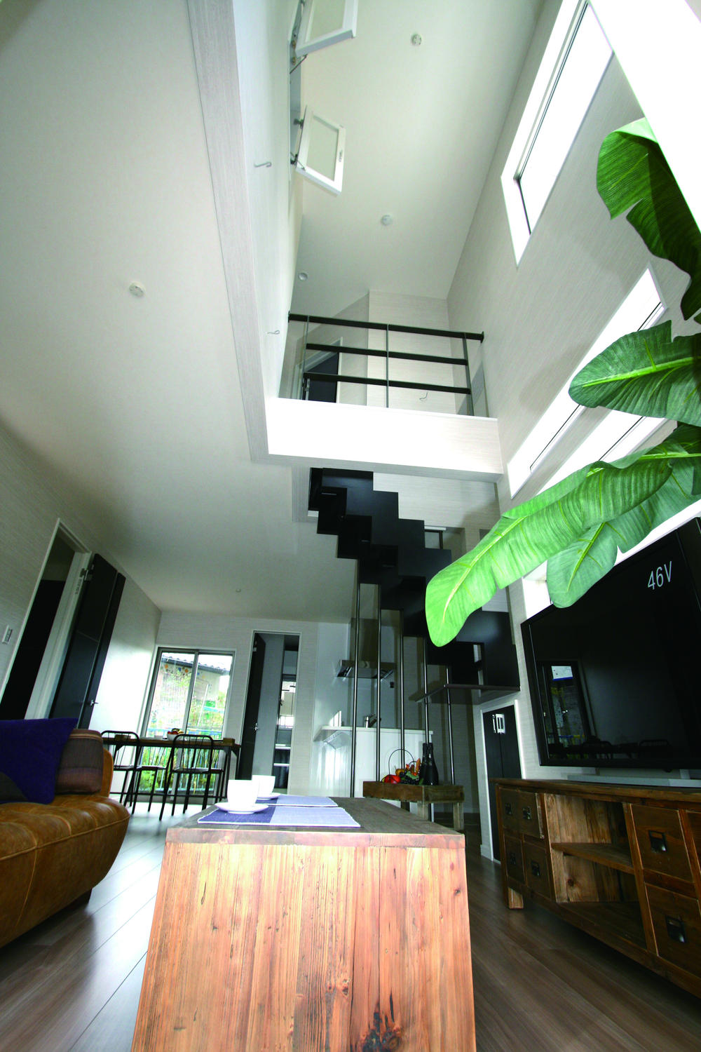 Living. Living stairs open stairs think of design and brightness. It is also a good place that can be used to enable the space under the stairs. Not only the light enters from the large windows, You can also enjoy outside of the green. 