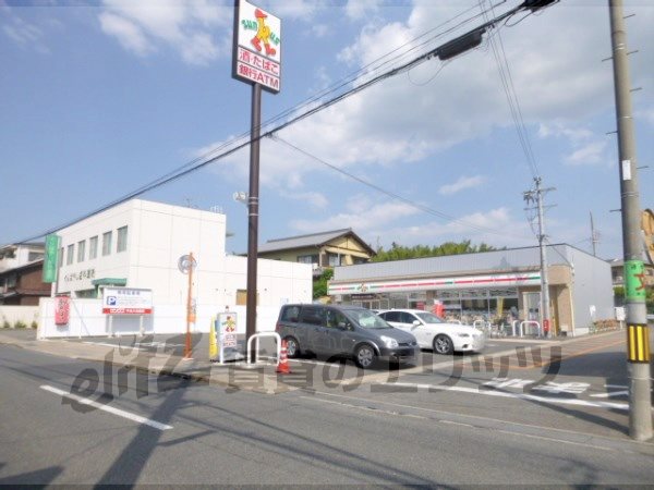 Convenience store. 40m until Thanksgiving Uji Rokujizo store (convenience store)