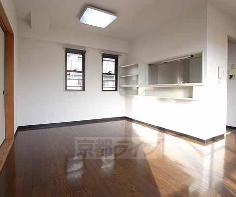 Living and room. It is the LDK with a stylish counter kitchen.