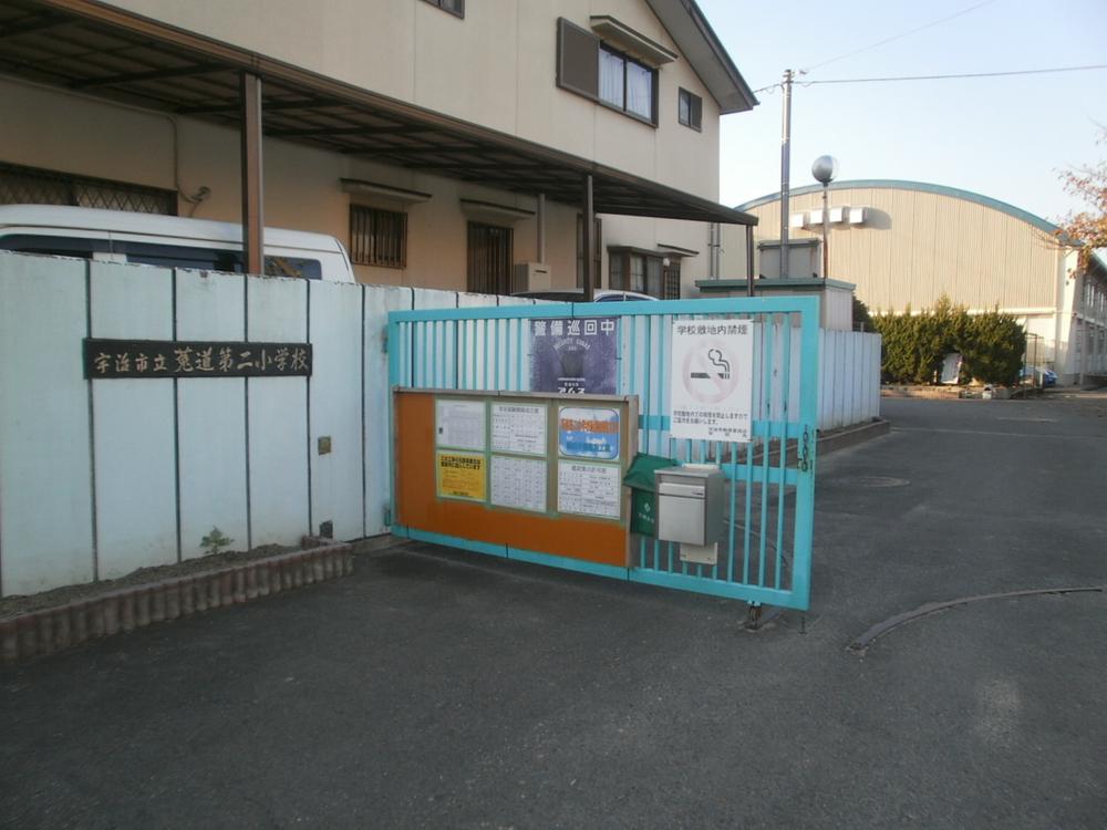 Primary school. Uji Tatsuusagi road 720m to the second elementary school