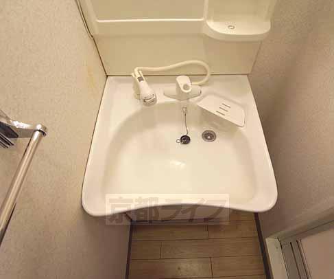 Washroom. Independence is a wash basin with shampoo dresser.