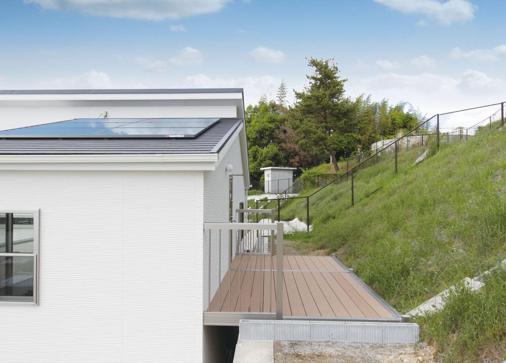 Rendering (appearance). Wood deck on the second floor slope side various applications, such as a barbecue. 