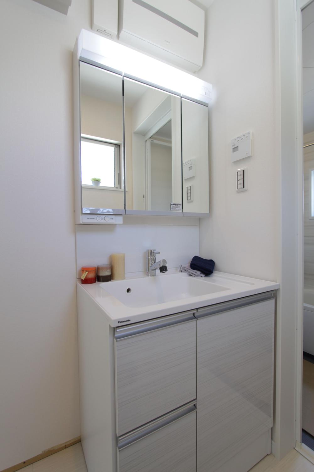Wash basin, toilet. Basin of the storage lot. 